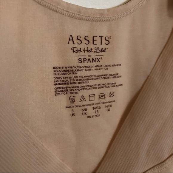 Assets by Spanx Red Hot Label Featherweight Firmers Body Slip Slimming S NWT New - Picture 3 of 7